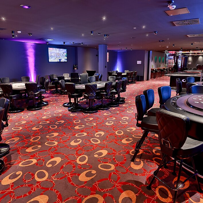 Spielsaal mit Poker, Black Jack und Roulettetischen