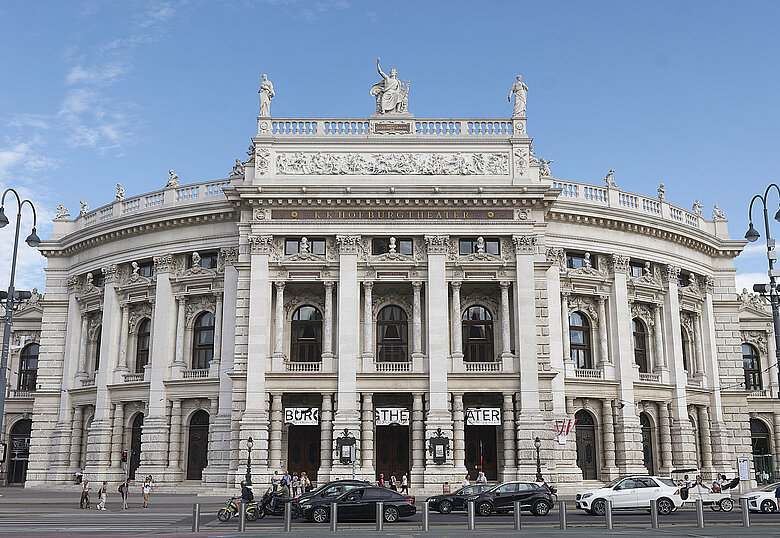 Wiener Burgtheater Außenansicht bei Tag mit Autos und Passanten