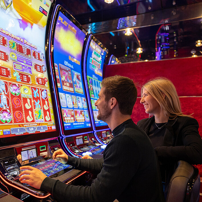 Paar spielt am Spielautomat von EGT