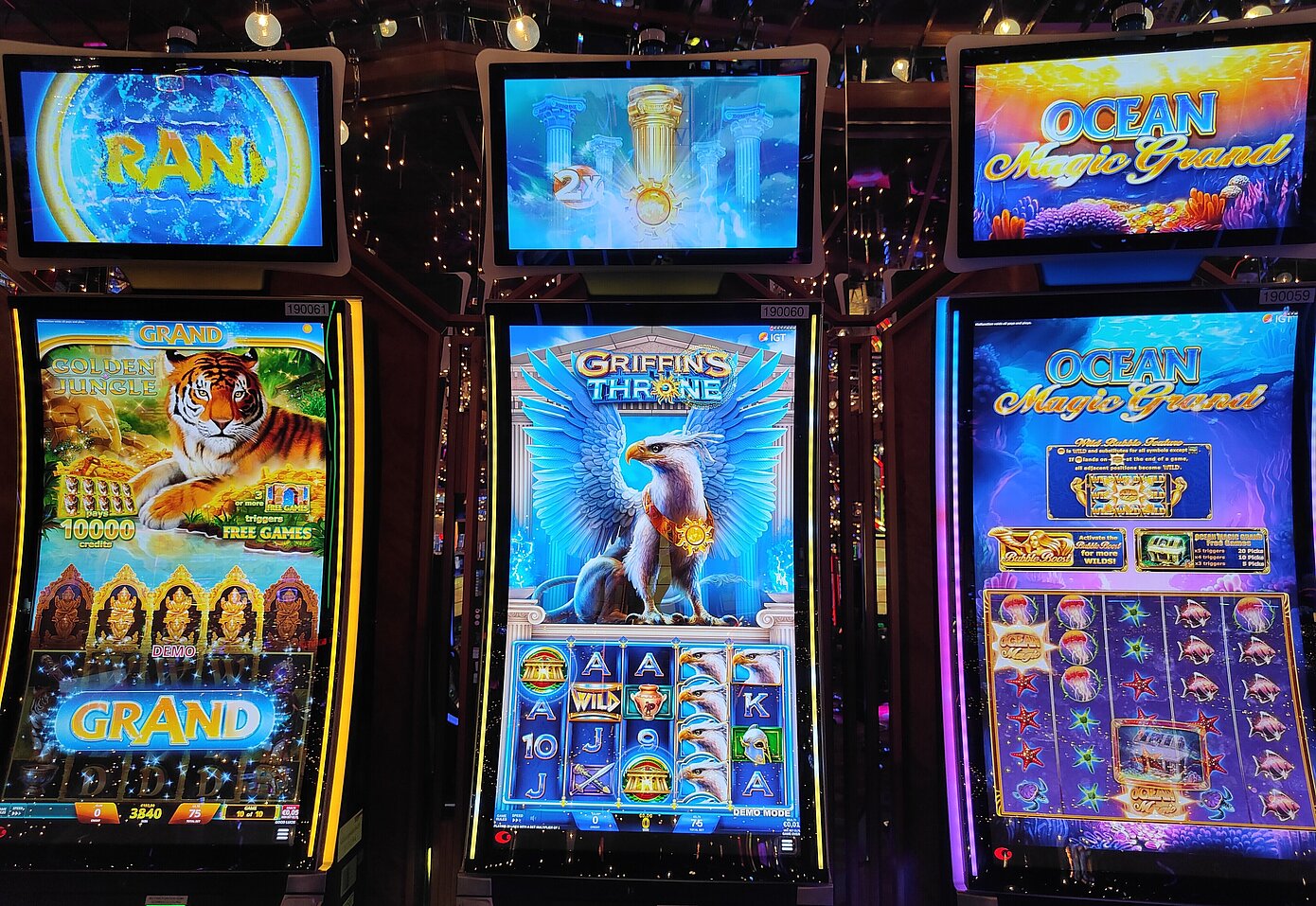 Drei Spielautomaten im Casino