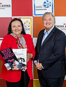Doris Kiefhaber (l) und Martina Löwe (r), Geschäftsführerinnen der Österreichischen Krebshilfe, mit Casinos Austria Generaldirektor Erwin van Lambaart