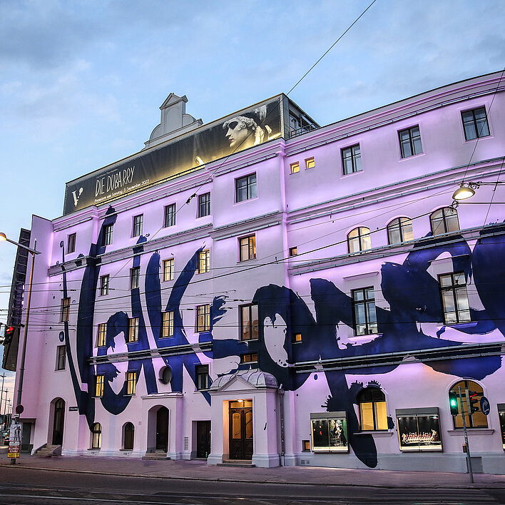 Volksoper Außenansicht lila