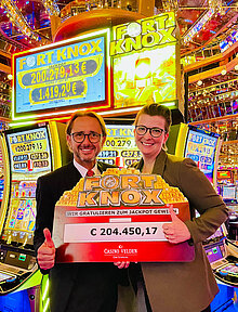 Floormanager Kühberger und Casino Direktorin Roseneder freuen sich mit dem Gewinner