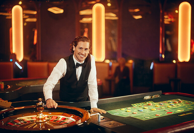 Croupier am Roulette Tisch