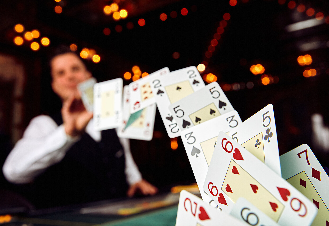 Poker Dealer fliegende Karten