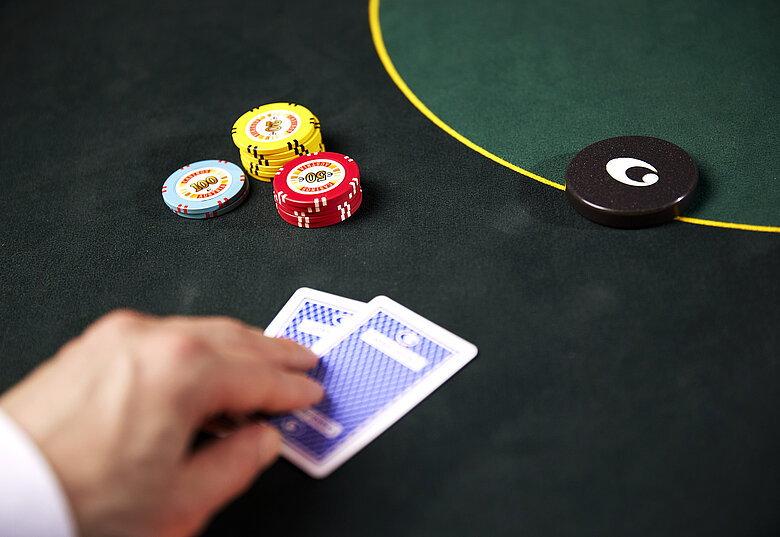 2 verdeckte Pokerkarten, Jetons und Dealer Button