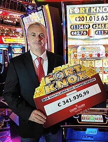 Senior Casino Manager Ing. Harald Posratschnig mit dem Siegerscheck für die Fort Knox Gewinnerin