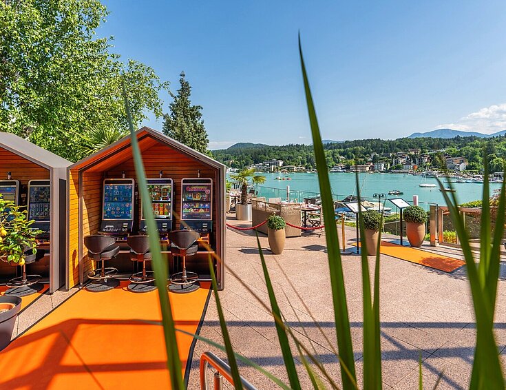 Spielautomaten auf Terrasse mit Seeblick