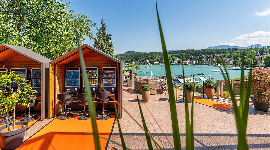 Spielautomaten auf Terrasse mit Seeblick