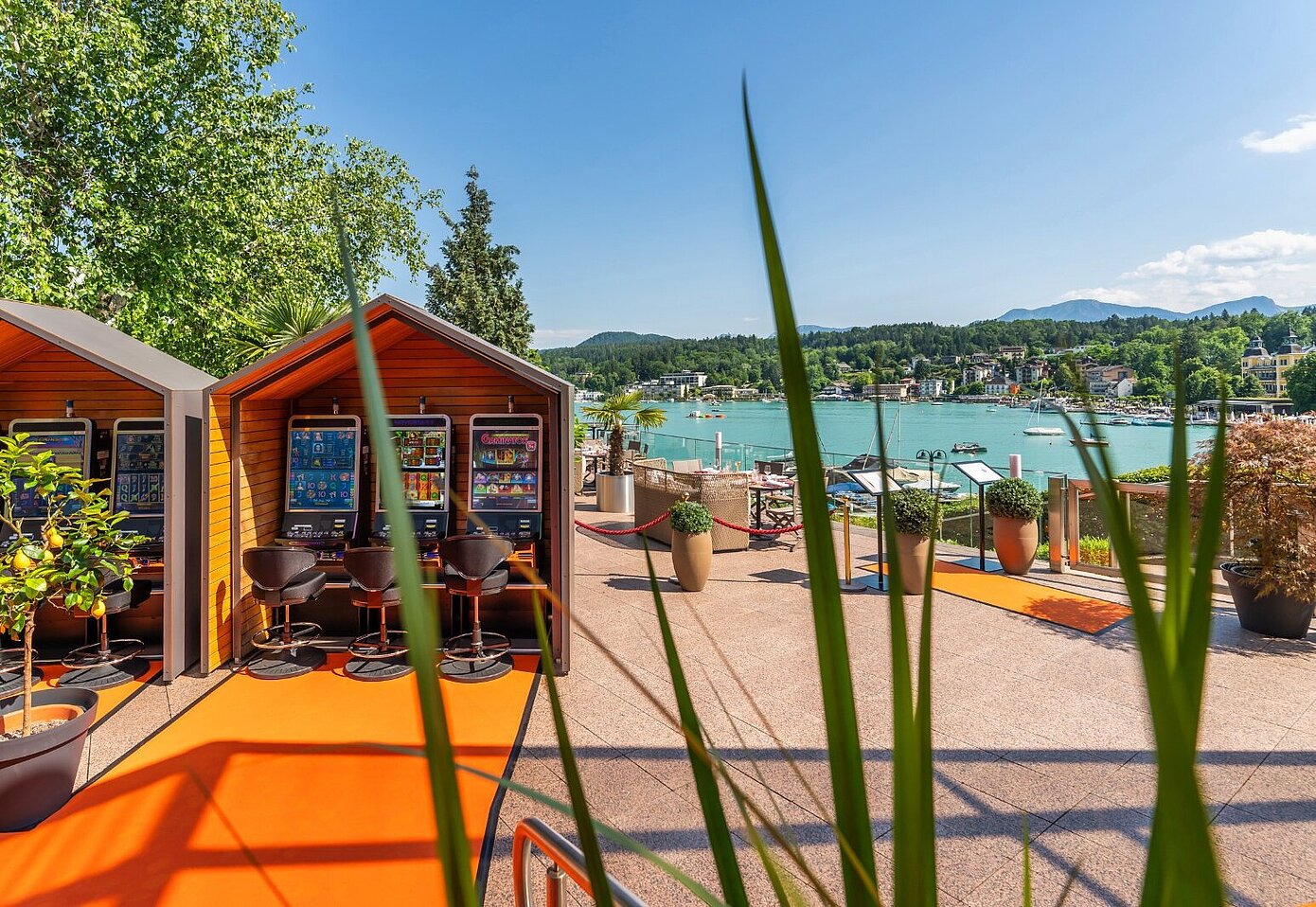 Spielautomaten auf Terrasse mit Seeblick